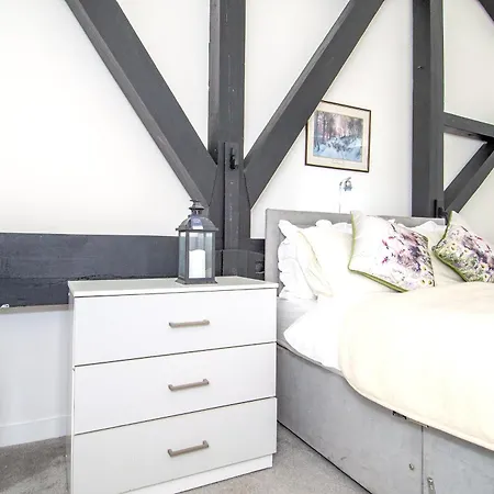 Stylish 2bed Centre Flat Parking