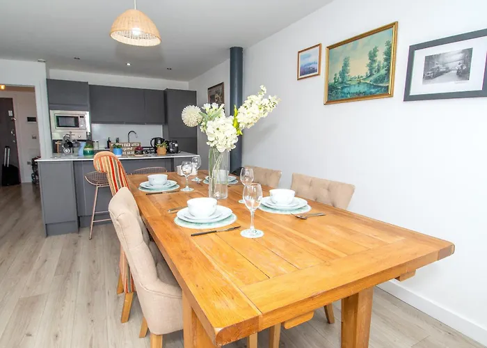 - Sleeps 4 - Parking - Workspace Apartment *