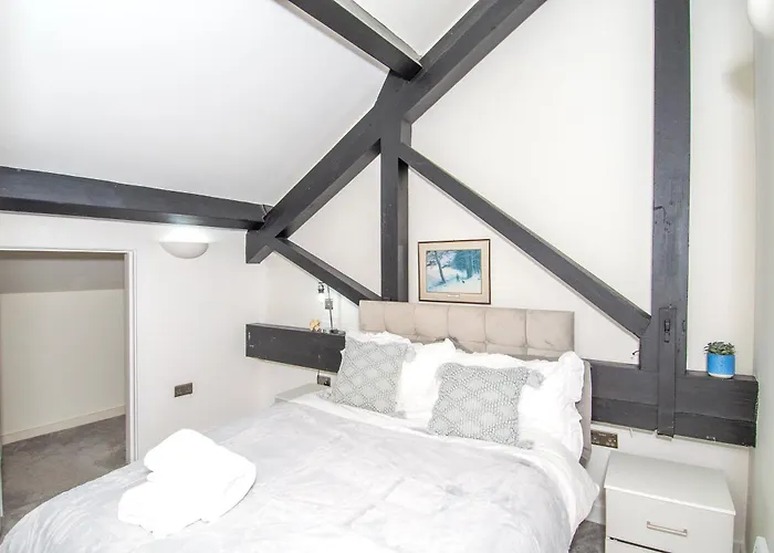 - Sleeps 4 - Parking - Workspace * Bradford (West Yorkshire)