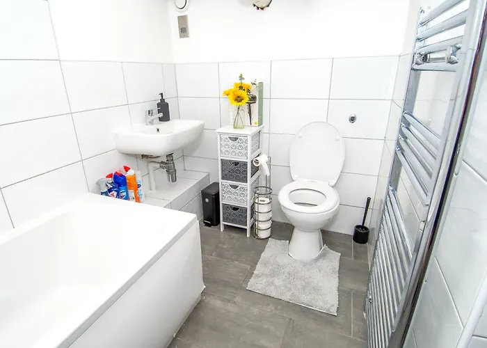 Apartment - Sleeps 4 - Parking - Workspace *