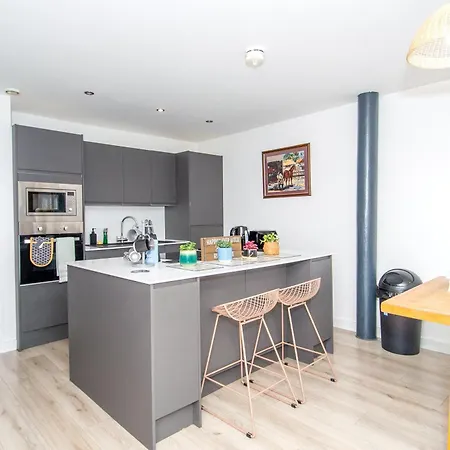 - Sleeps 4 - Parking - Workspace برادفورد