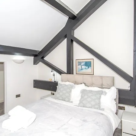 - Sleeps 4 - Parking - Workspace * برادفورد